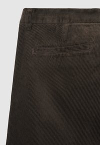 Braune Cordhosen mit vertikal gerippter Textur, einem klassischen Bund und einer einzelnen Ges�äßtasche.