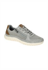 Scarpa sportiva grigia con tomaia in rete e dettagli in suede. Presenta lacci grigi, suola in gomma e un logo. Design leggero e traspirante.