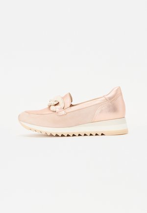 Rosa Slipper mit strukturiertem Bogenakzent, aus glattem Leder und Wildleder, erhöhte Keilsohle mit Zickzackmuster.