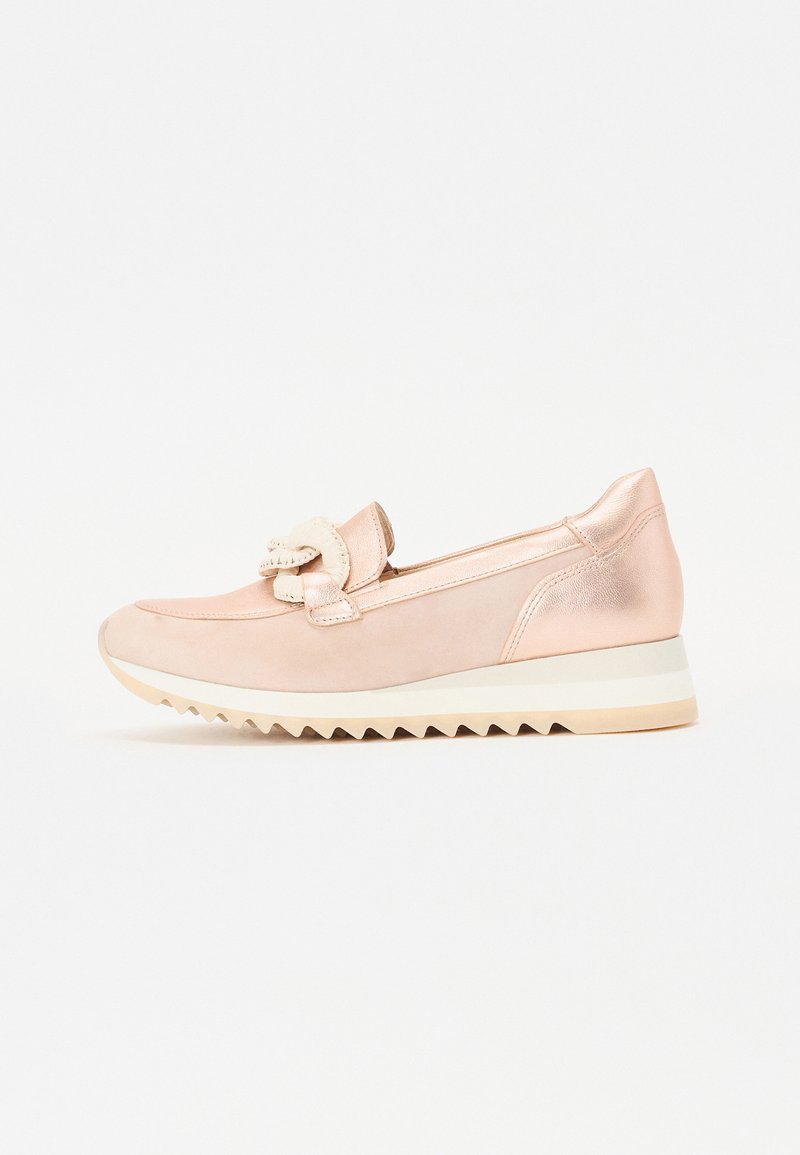 Rosa Slipper mit strukturiertem Bogenakzent, aus glattem Leder und Wildleder, erhöhte Keilsohle mit Zickzackmuster.