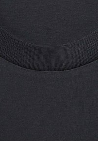 Schwarze Baumwollbluse mit rundem, geripptem Ausschnitt und glatter, strukturierter Oberfläche. Der Stoff ist leicht und leicht dehnbar.