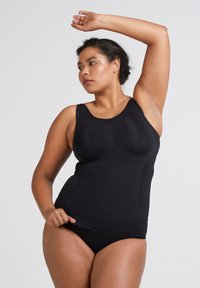 Svart sömlös tanktopp i ett elastiskt material, med djup rundad hals och åtsittande design. Matchas med svarta trosor.