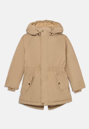 Casaco acolchoado bege com capuz ajustável por cordão, fecho de correr, cintura elástica e dois bolsos frontais. Textura suave com um forro quente.