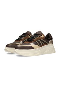 Sneaker marroni e beige con un design testurizzato, dotati di lacci neri, dettagli in rete e una spessa intersuola bianca.