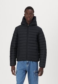 Chaqueta de plumas negra con diseño de acolchado horizontal, cremallera completa y capucha adjunta. Fabricada en material ligero, cuenta con puños y dobladillo elásticos.