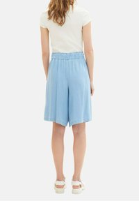 Lichtblauwe, knielange shorts met een elastische tailleband, gemaakt van een zachte stof, met een relaxte pasvorm en een schone zoom.