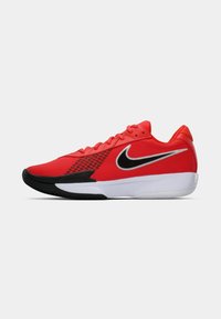 Rød atletisk sko med en mesh overdel, sorte accenter og en hvid sål. Har et strømlinet design og et sort Nike-logo på siden.