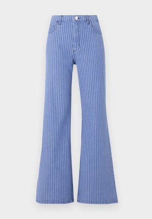 Μπλε παντελόνι με φαρδιά μπατζάκια και ψηλή μέση, με λευκές κάθετες λεπτές ρίγες, κλείσιμο με κουμπιά μπροστά και εμπρόσθιες τσέπες, σε ανοιχτό φόντο.