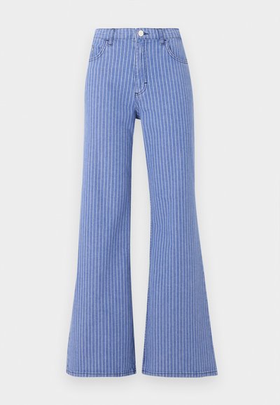 Μπλε παντελόνι με φαρδιά μπατζάκια και ψηλή μέση, με λευκές κάθετες λεπτές ρίγες, κλείσιμο με κουμπιά μπροστά και εμπρόσθιες τσέπες, σε ανοιχτό φόντο.