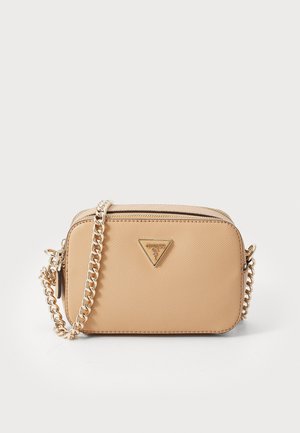 Beżowa prostokątna torba typu crossbody z złotym łańcuszkowym paskiem i trójkątnym logo Guess z przodu, na jednolitym jasnym tle.