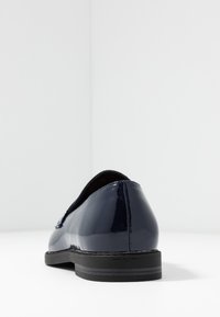 Sjøgrønn lakk lærsko med et elegant design, rund tå, og en svart gummisåle. Glatt tekstur med minimal synlig søm.