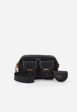 Sac bandoulière noir Guess avec deux poches avant à boucle et une petite pochette assortie, les deux avec une quincaillerie dorée et un logo.
