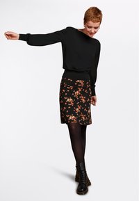 King Louie RIVERA - Gonna a campana - black