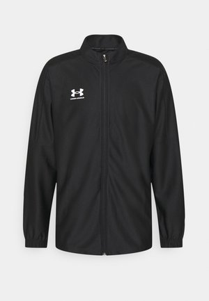 Černá bunda Under Armour na zip po celé délce, s vysokým límcem, elastickými manžetami a bílým logem značky na levé straně hrudi.