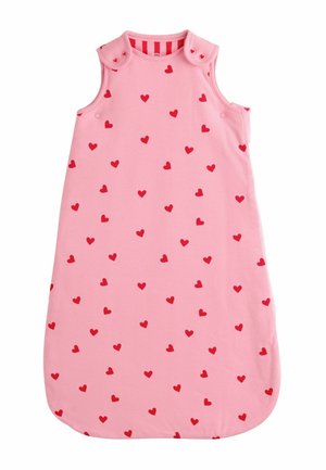 Rosa ärmelloser Babyschlafsack mit rotem Herzmuster und Druckknöpfen an den Schulterriemen zum Verschließen.