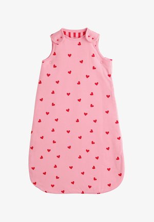 Rosa ärmelloser Babyschlafsack mit rotem Herzmuster und Druckknöpfen an den Schulterriemen zum Verschließen.