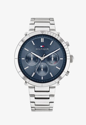 Reloj de acero inoxidable plateado con un dial azul, que presenta tres subdiales y marcadores de hora plateados. Incluye el logo de la marca en la esfera.