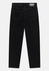 Schwarze Jeans aus Denim mit geradem Schnitt, zwei hinteren Taschen und einem Etikett am Bund. Der Stoff hat eine glatte Textur und minimal sichtbare Nähte.