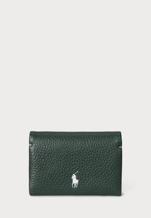 Lærwallet i mørkegrønn med teksturert overflate. Har en hvit logo som aksent og et minimalistisk design med avrundede kanter.