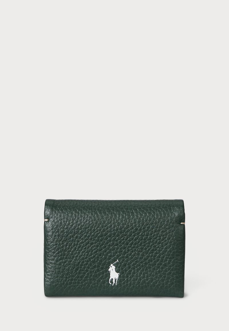 Portefeuille en cuir vert foncé avec une finition texturée. Il présente un accent de logo blanc et un design minimaliste aux bords arrondis.