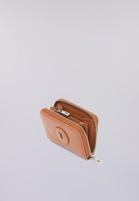 Cartera de cuero color tierra con forma cuadrada, cierre con cremallera y detalle de logo circular. Cuenta con múltiples compartimentos para tarjetas y monedas.