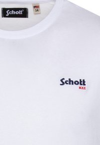 Hvid bomulds T-shirt med rund halsudskæring og et lille broderet "Schott NYC" logo i marineblå og rød på brystet. Størrelsesmærke synligt.