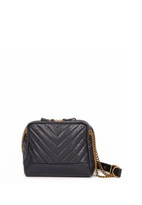 Sort quiltet læder crossbody-taske med chevron-mønster, guldkæde-rem og lynlås. Har en struktureret rektangulær form.