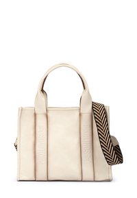 Creme læder tote taske med korte hanke og en aftagelig chevron-mønstret strop, der har præget logo på siderne.