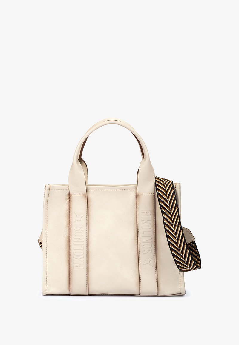 Creme læder tote taske med korte hanke og en aftagelig chevron-mønstret strop, der har præget logo på siderne.