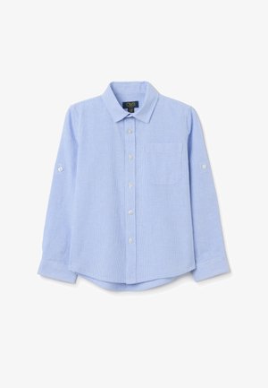 Camisa de manga larga azul claro con cuello abotonado, bolsillo frontal y mangas con tiras para enrollar. Hecha de un tejido texturizado con rayas sutiles.