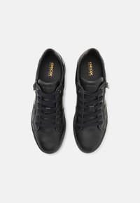 Sneakers in pelle nera con texture liscia, design con lacci, zip laterale e branding GEox sulla soletta.