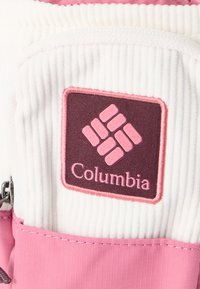 Σακίδιο Columbia με υφή λευκού κορδονέ και ροζ λεπτομέρειες, με ορθογώνιο σήμα λογότυπου σε σκούρο και ανοιχτό ροζ.