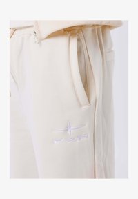 Sélectionné, crème camel