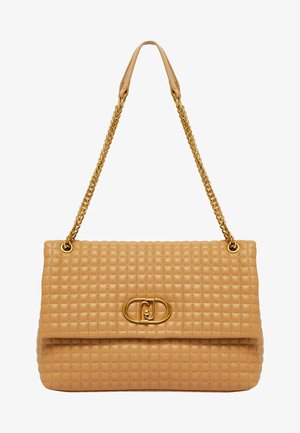 Beżowa pikowana torebka na ramię z gładkim wykończeniem ze skóry, złotym łańcuszkowym paskiem i wyraźną klamrą z owalnym logo.