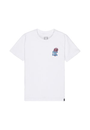 T-shirt blanc à manches courtes avec un petit logo DC bleu et un motif de crâne violet sur le côté gauche de la poitrine.
