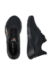 Mustad spordijalatsid, millel on võrkmaterjalist pealisosa, sünteetilised aktsendid ja kummist tallad. Omab minimalistlikku disaini ja kontrastset kuldset logo.