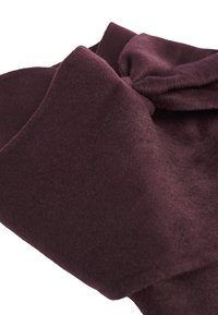 Tessuto di lana bordeaux con una superficie morbida e textured, caratterizzato da un dettaglio arricciato su un lato, che crea un drappeggio sofisticato.
