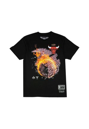 Schwarzes Baumwoll-T-Shirt mit rotem Chicago Bulls-Logo, feuriger Grafik und fettem Textdesign. Rundhalsausschnitt und kurze Ärmel.