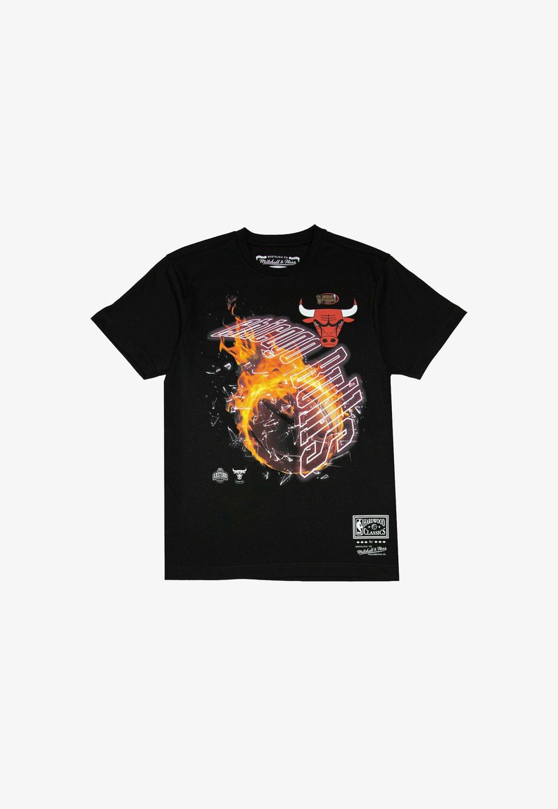 Zwarte katoenen T-shirt met een rood Chicago Bulls-logo, vurig graphic en gedurfde tekstontwerp. Ronde hals met korte mouwen.