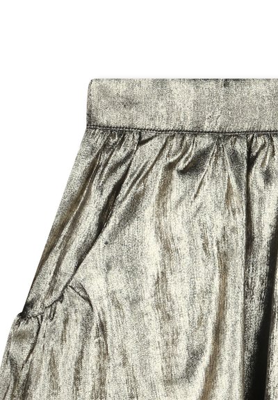 Jupe argentée métallique avec une surface texturée, dotée d'une taille froncée et d'un subtil éclat. Conçue avec des poches latérales et un tissu fluide.