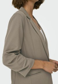 JDY NORMAL GESCHNITTEN REVERSKRAGEN - Blejzr - walnut