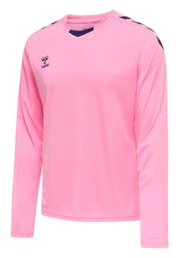 Maglietta sportiva a maniche lunghe di un vivace colore rosa, realizzata in tessuto liscio. Presenta un collo a V, dettagli blu navy sul colletto e strisce laterali.