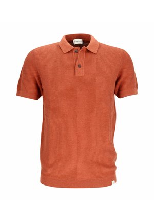 Rust-orange kurzärmliges Strick-Poloshirt mit gerippter Struktur und Zwei-Knopf-Leiste, mit kleinem Markenschild nahe dem Saum.
