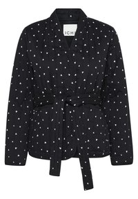 Veste noire matelassée avec de petits motifs en forme de cœur blancs, à design enveloppant, et une ceinture en tissu. Elle possède un col et des manches longues.