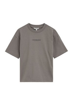 Kurzärmliges, graues T-Shirt mit Rundhalsausschnitt und dem in kleinen Buchstaben zentriert auf der Brust gedruckten Text "BLUE RIDGE DENIM".