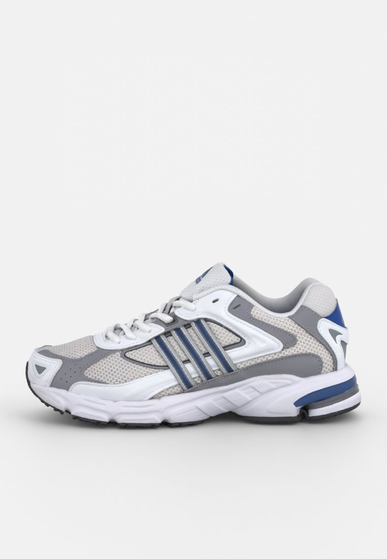 Zapatilla deportiva de color gris claro, confeccionada con materiales de malla y sintéticos, con acentos en azul, suela blanca y diseño de tres franjas. Mediasuela acolchada.