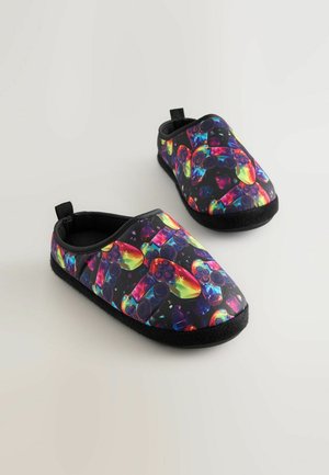 Pantofole nere da indossare con un design geometrico colorato, caratterizzate da controller di gioco e motivi vivaci su una superficie di tessuto liscia.