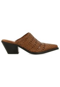 Mules en cuir tressé marron avec un bout pointu et un talon carré noir. Le design présente des motifs découpés pour la ventilation.