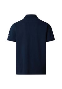 Polo à manches courtes bleu marine avec col, vue de dos, avec un petit logo blanc sur la manche gauche.