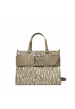 Bolso de mano beige con un patrón de logo texturizado, asas de cuero suave y un cierre audaz en contraste. Incluye una correa de hombro desmontable.